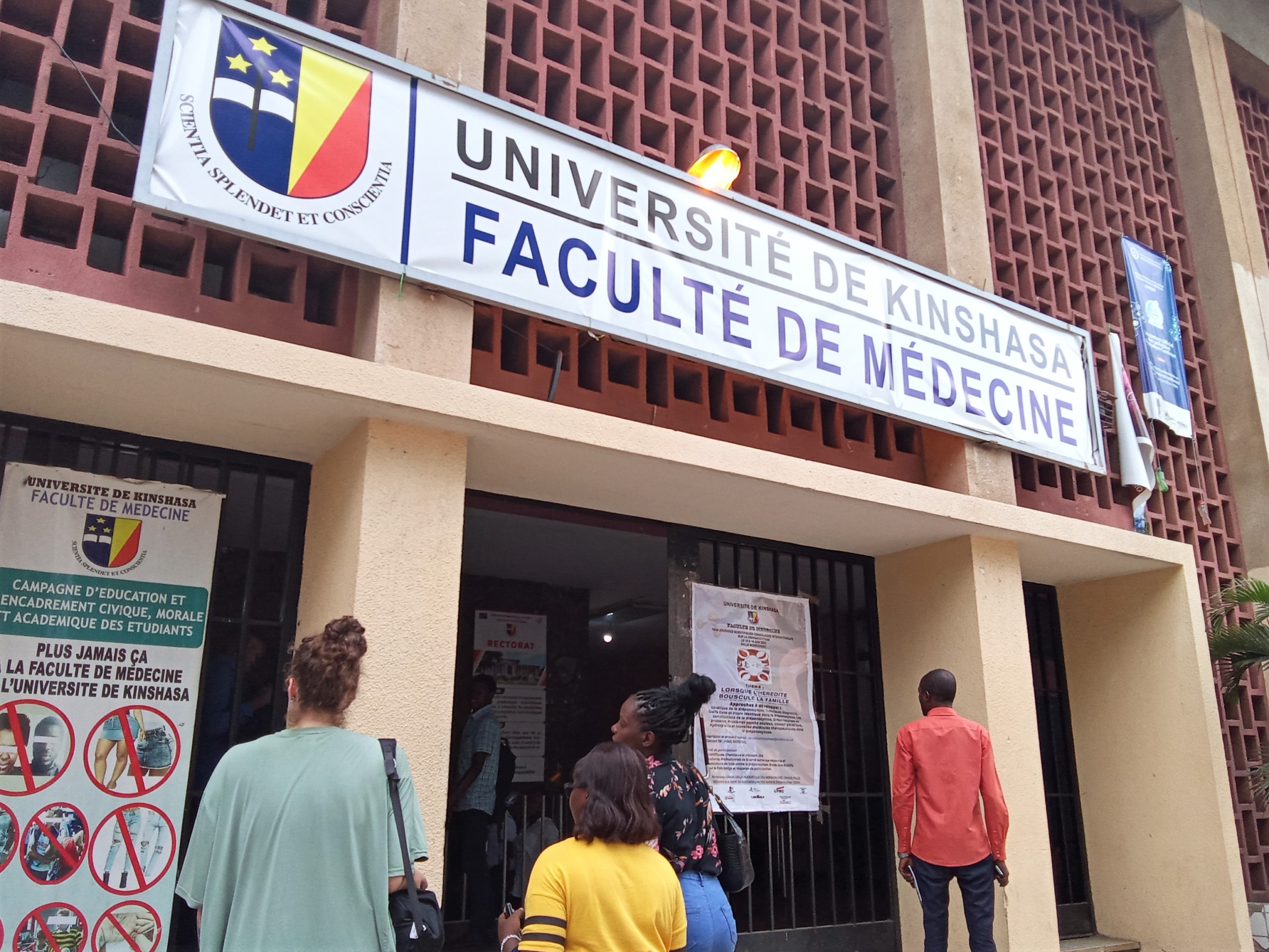 University of Kinshasa, Congo. 52 students were interviewed about their mobility practices